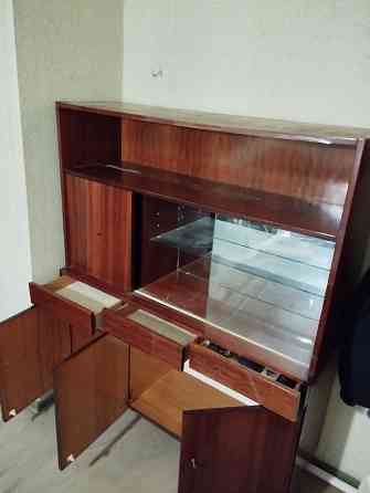 Сервант с ящиками выдвижными полки внизу с дверцами и ниша для посуды с зеркальной задней стенкой Донецк