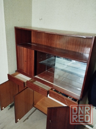 Сервант с ящиками выдвижными полки внизу с дверцами и ниша для посуды с зеркальной задней стенкой Донецк - изображение 3