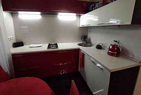 Сдаю двухкомнатную квартиру в Ворошиловском районе Донецка напротив площади Ленина. Донецк