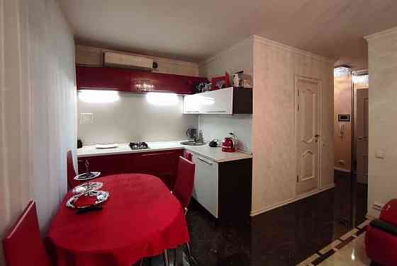 Сдаю двухкомнатную квартиру в Ворошиловском районе Донецка напротив площади Ленина. Донецк