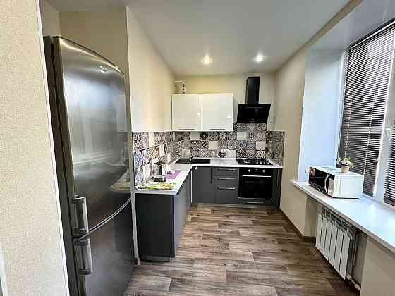 Сдаётся двухкомнатная квартира (студия + спальня). Кубышевский р-н. Бакины прям на кольце. Донецк