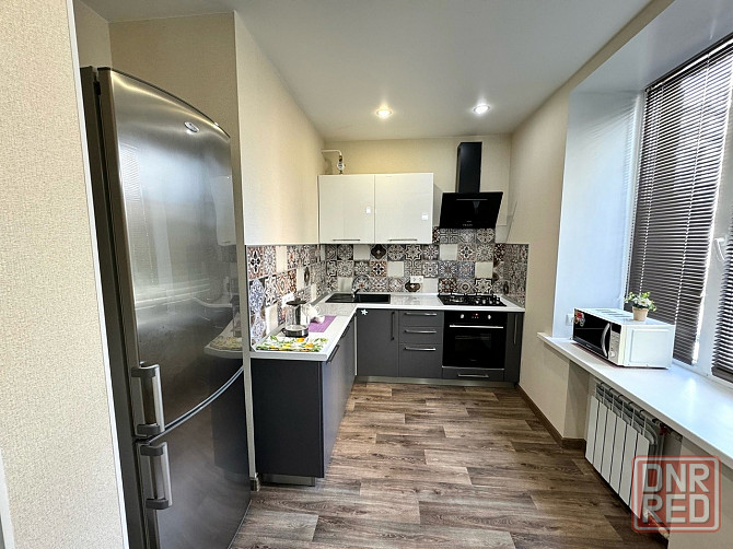 Сдаётся двухкомнатная квартира (студия + спальня). Кубышевский р-н. Бакины прям на кольце. Донецк - изображение 1