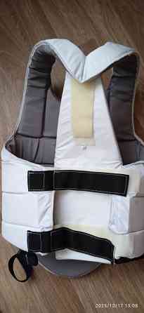 продам жилет защита для кимоно киокушинкай в отличном состоянии, размер м, одет был несколько раз. Донецк