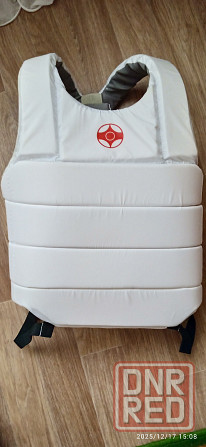 продам жилет защита для кимоно киокушинкай в отличном состоянии, размер м, одет был несколько раз. Донецк - изображение 1