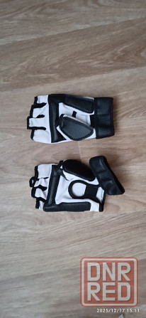 продам перчатки для карате киокушинкай, размер м, в отличном состоянии, одеты несколько раз. Донецк - изображение 2