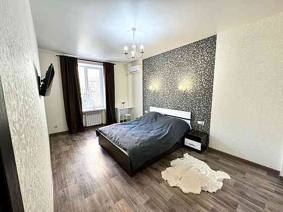 Сдаётся двухкомнатная квартира (студия + спальня). Ленинский район, Цирк Донецк