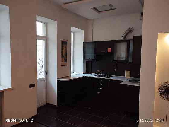 Продам 2 -х комн студия площадь Ленина сталинка Донецк