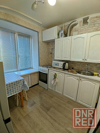 Квартира находится в Калининском районе Донецка, по адресу проспект Ильича, 76 Донецк - изображение 1