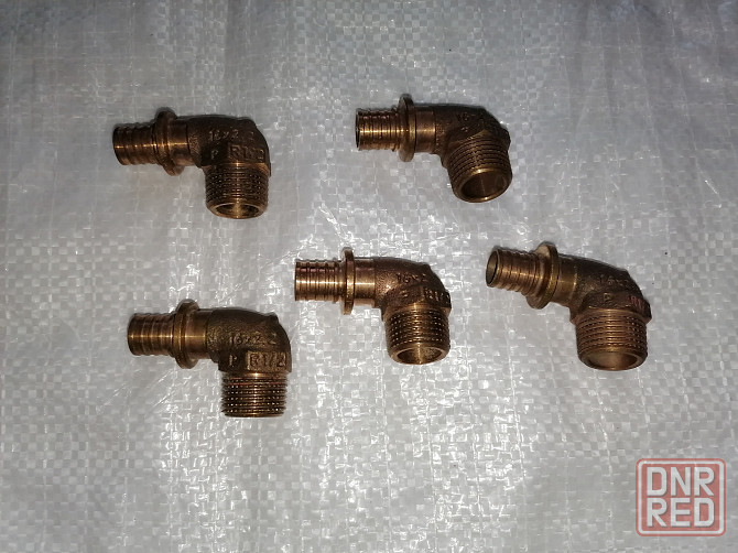 Уголок-переходник с наружной резьбой 16-r 1/2 rg + rehau (germany). Стаханов - изображение 1