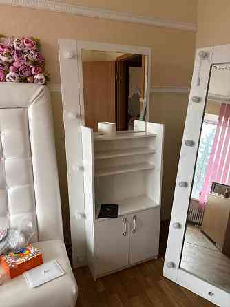 Витрина с подсветкой, закрывающейся нишей, зеркалом и четырьмя полками Донецк