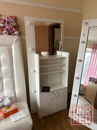 Витрина с подсветкой, закрывающейся нишей, зеркалом и четырьмя полками Донецк - изображение 1