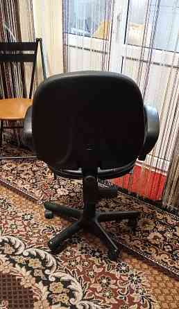 Компьютерное кресло. кожа. Донецк