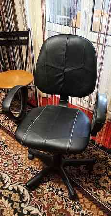 Компьютерное кресло. кожа. Донецк