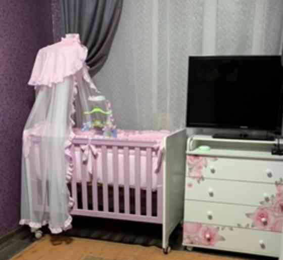 Продам манеж бело-розовый с матрасом и бортиками+ постельное (Италия) натура дерево Донецк