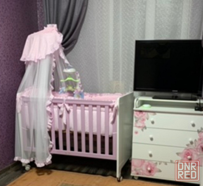 Продам манеж бело-розовый с матрасом и бортиками+ постельное (Италия) натура дерево Донецк - изображение 1