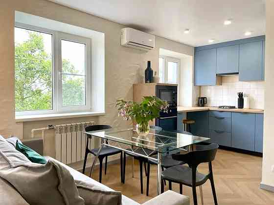 Квартира расположена в Куйбышевском районе, площади Бакинских комиссаров Донецк