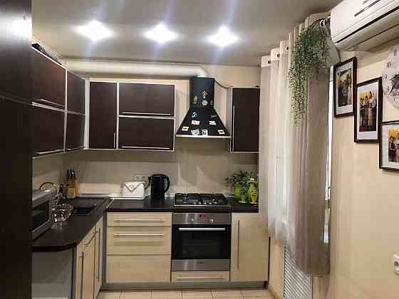 Квартира расположена в сталинском доме, в самом центре города Донецк