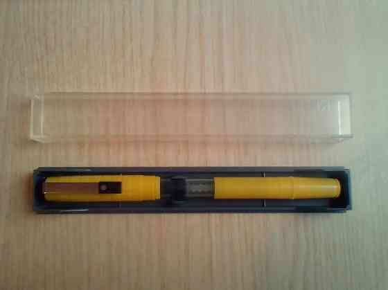 Перьевая ручка в футляре, заправляется чернилами Донецк