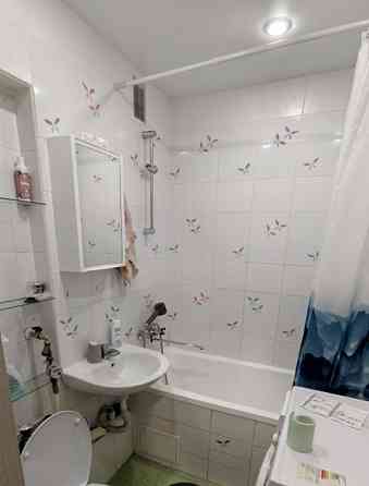 Район: Ленинский Ориентир: Солнечный Опрятная двухкомнатная квартира, находится на 3 этаже 5-ти этаж Донецк