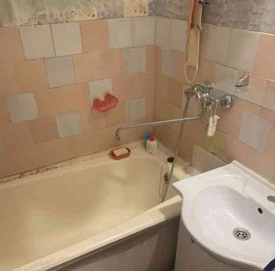 дается просторная двухкомнатная квартира в Калининском районе. 3 этаж. Донецк