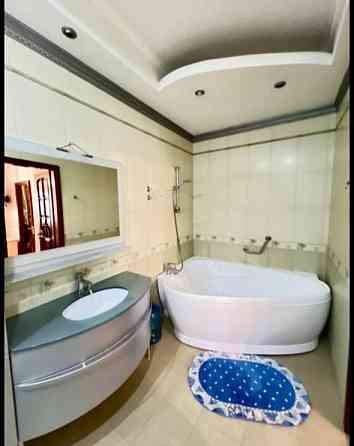 Сдам 2-х комн в Новострое Калининском р-не 100 м2. Два санузла. Накопительный бак. Ремонт. Паркинг. Донецк