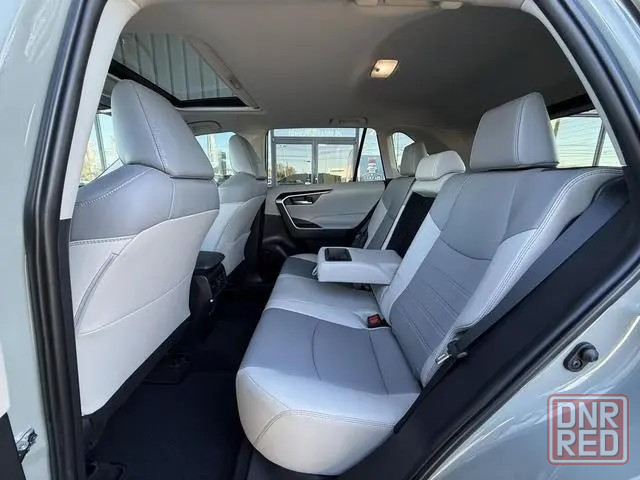 Neatly Used 2023 Toyota RAV4 XLE Premium Санкт-Петербург - изображение 4