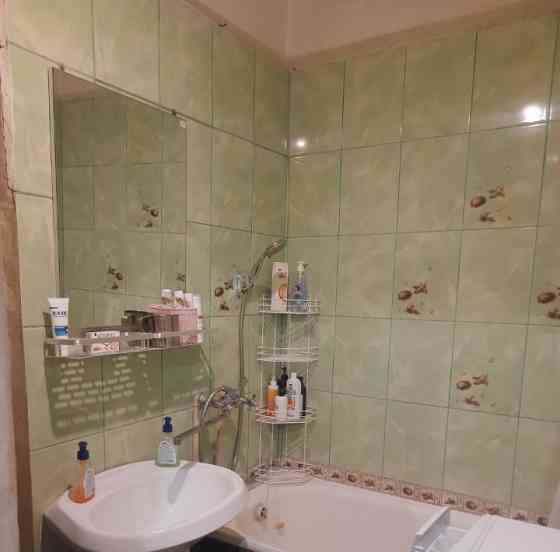 Район: Ленинский Ориентир: Солнечный Опрятная двухкомнатная квартира, находится на 3 этаже 5-ти этаж Донецк