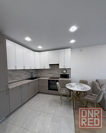 Сдается однокомнатная квартира с дизайнерским ремонтом на 7ом этаже многоэтажного дома в Калининском Донецк - изображение 1