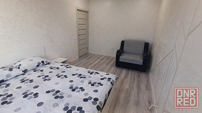 Сдаётся трёхкомнатная квартира в Будёновском районе Донецка. Донецк - изображение 1