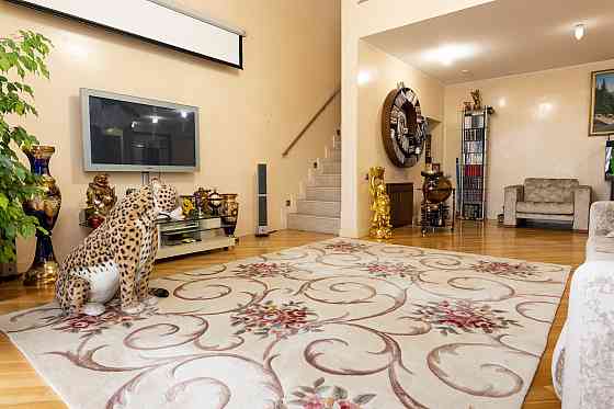 Продам свою 3-х комн. двухуровневую квартиру 203 кв.м в центре Донецка. Донецк