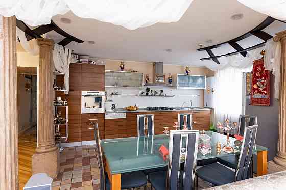 Продам свою 3-х комн. двухуровневую квартиру 203 кв.м в центре Донецка. Донецк