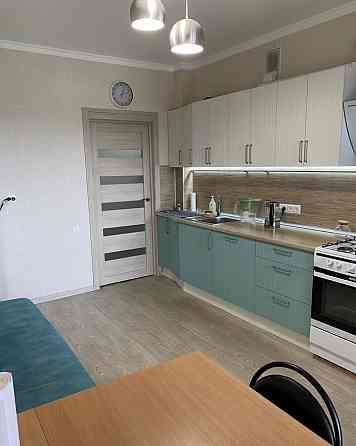 Сдается однокомнатная квартира в Калининском районе возле 20 школы. Сделан хороший ремонт. Донецк