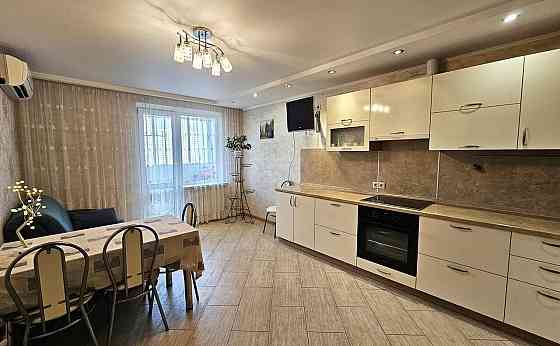 Сдается уютнaя трехкомнатная квaртиpа в самом сердце Донецка (Ворошиловский район, улица Артема Донецк