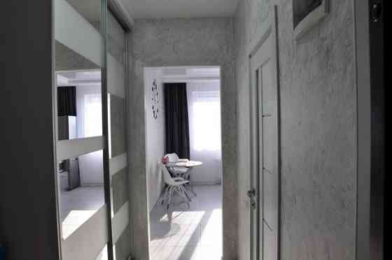 1 комнатную,4 этаж.Ремонт хороший.27 тыс/месяц +коммуналка. Донецк