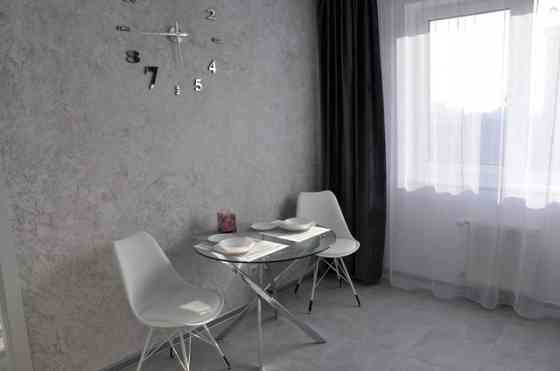 1 комнатную,4 этаж.Ремонт хороший.27 тыс/месяц +коммуналка. Донецк