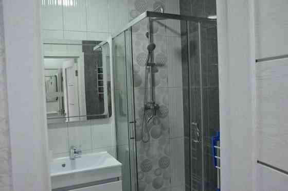 1 комнатную,4 этаж.Ремонт хороший.27 тыс/месяц +коммуналка. Донецк