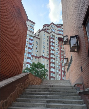 Центр продается 4к кв в элитном доме пирамида 9 и 10 этажи Донецк