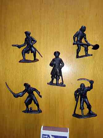 Пираты , 5 фигур из набора донецкой фабрики игрушек . Макеевка