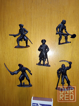 Пираты , 5 фигур из набора донецкой фабрики игрушек . Макеевка - изображение 1