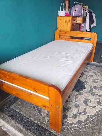 Продам деревянную (сосна) кровать с матрасом Донецк