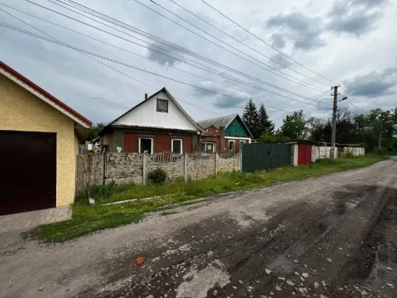 Продам 2 дома фактически на одном участке (84 м2 и 77 м2) в районе Жд вокзала (от собственника). Донецк