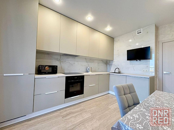 Сдаю шикарную однушку в районе 5-й школы Мариуполь - изображение 1