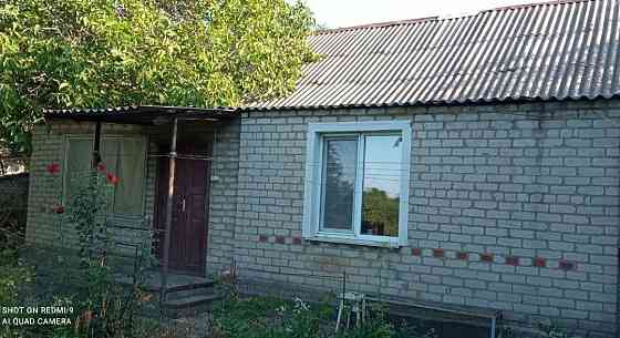 Продам дом в Еленовке. Дом 100 м2, земля 20 соток,вода в доме и на улице колодец,отопление печное.ан Донецк