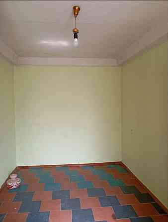 Продам трехкомнатную на Бирюзова Донецк