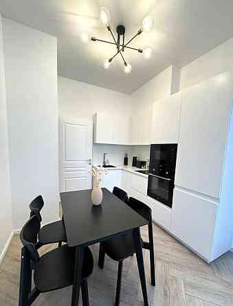 Первая сдача после ремонта, никто не жил. По месторасположению Панфилова. Квартира большая уютная. Донецк