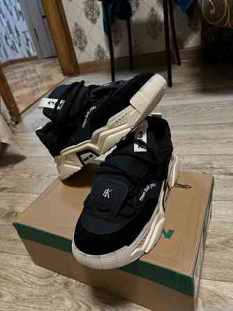 Продам новые кроссовки Макеевка