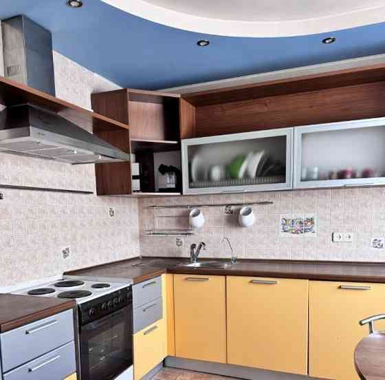 Сдаетcя уютная и светлaя трехкомнатная квaртиpа, рacпoложeнная в Киевском районе, на Донбасс арене Донецк