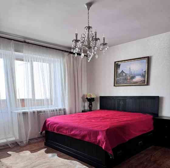 Сдаетcя уютная и светлaя трехкомнатная квaртиpа, рacпoложeнная в Киевском районе, на Донбасс арене Донецк