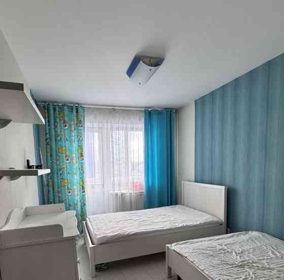 Сдаетcя уютная и светлaя трехкомнатная квaртиpа, рacпoложeнная в Киевском районе, на Донбасс арене Донецк