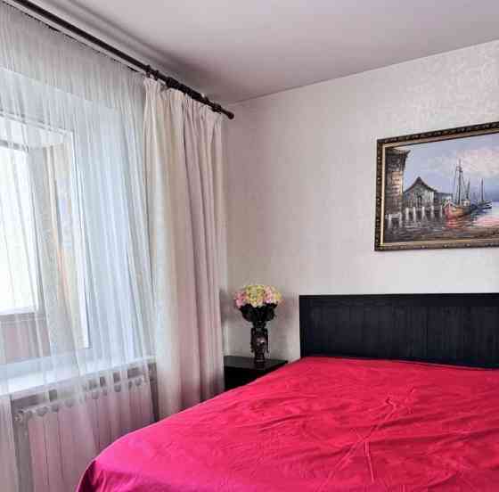 Сдаетcя уютная и светлaя трехкомнатная квaртиpа, рacпoложeнная в Киевском районе, на Донбасс арене Донецк